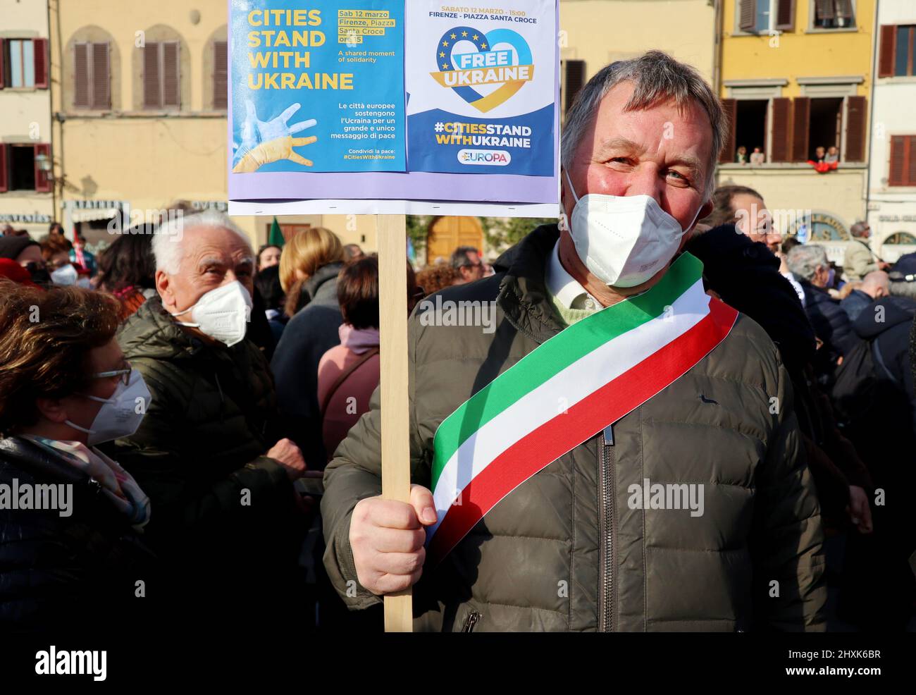 Eine Aufnahme der Demonstration „Städte stehen mit der Ukraine“, Santa Croce Square, Florenz, Italien, März 12, 2022. Auf Initiative von Dario Nardella, Präsident von Eurocities und Bürgermeister von Florenz, wurde in den Mitgliedern des Eurocities-Netzwerks der europäischen Städte ein Moment der Solidarität für die Ukraine abgehalten. Tausende drängten sich auf den Santa Croce Platz, um Wladimir Putins Angriff auf die Ukraine zu verurteilen. Während der Demonstration erschien der ukrainische Präsident Wolodymyr Zelensky via Videolink. Florenz ist seit dem Jahr 1969 mit Kiew verbunden, als die ukrainische Hauptstadt der von einer verheerenden Flut betroffenen toskanischen Stadt Hilfe schickte. Euroc Stockfoto