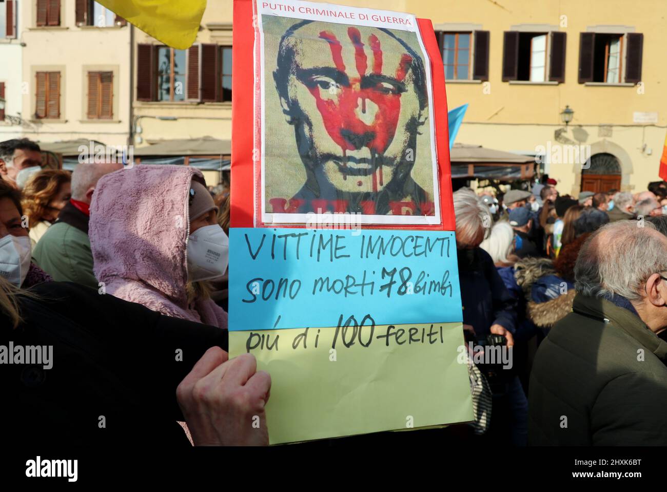 Eine Aufnahme der Demonstration „Städte stehen mit der Ukraine“, Santa Croce Square, Florenz, Italien, März 12, 2022. Auf Initiative von Dario Nardella, Präsident von Eurocities und Bürgermeister von Florenz, wurde in den Mitgliedern des Eurocities-Netzwerks der europäischen Städte ein Moment der Solidarität für die Ukraine abgehalten. Tausende drängten sich auf den Santa Croce Platz, um Wladimir Putins Angriff auf die Ukraine zu verurteilen. Während der Demonstration erschien der ukrainische Präsident Wolodymyr Zelensky via Videolink. Florenz ist seit dem Jahr 1969 mit Kiew verbunden, als die ukrainische Hauptstadt der von einer verheerenden Flut betroffenen toskanischen Stadt Hilfe schickte. Euroc Stockfoto