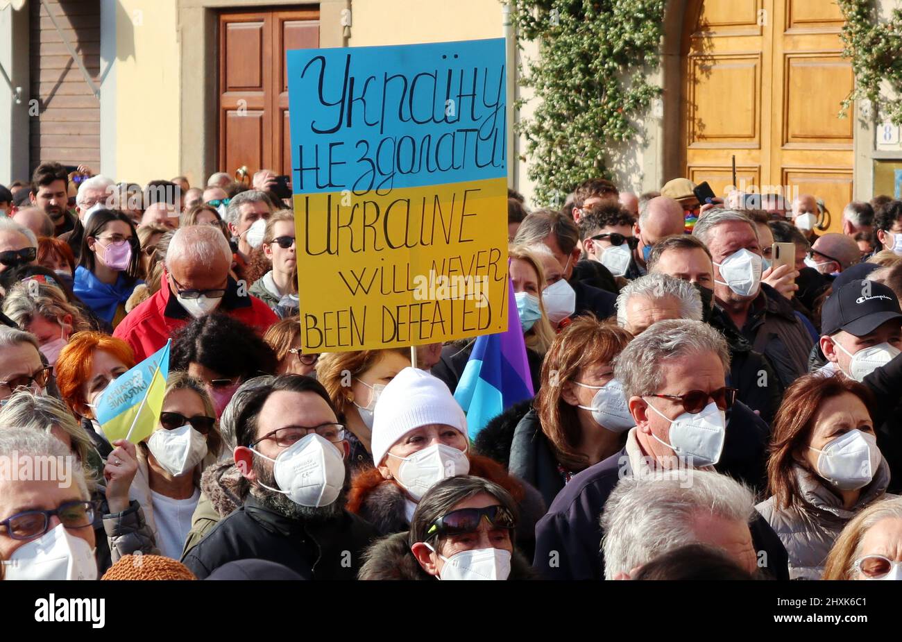 Eine Aufnahme der Demonstration „Städte stehen mit der Ukraine“, Santa Croce Square, Florenz, Italien, März 12, 2022. Auf Initiative von Dario Nardella, Präsident von Eurocities und Bürgermeister von Florenz, wurde in den Mitgliedern des Eurocities-Netzwerks der europäischen Städte ein Moment der Solidarität für die Ukraine abgehalten. Tausende drängten sich auf den Santa Croce Platz, um Wladimir Putins Angriff auf die Ukraine zu verurteilen. Während der Demonstration erschien der ukrainische Präsident Wolodymyr Zelensky via Videolink. Florenz ist seit dem Jahr 1969 mit Kiew verbunden, als die ukrainische Hauptstadt der von einer verheerenden Flut betroffenen toskanischen Stadt Hilfe schickte. Euroc Stockfoto