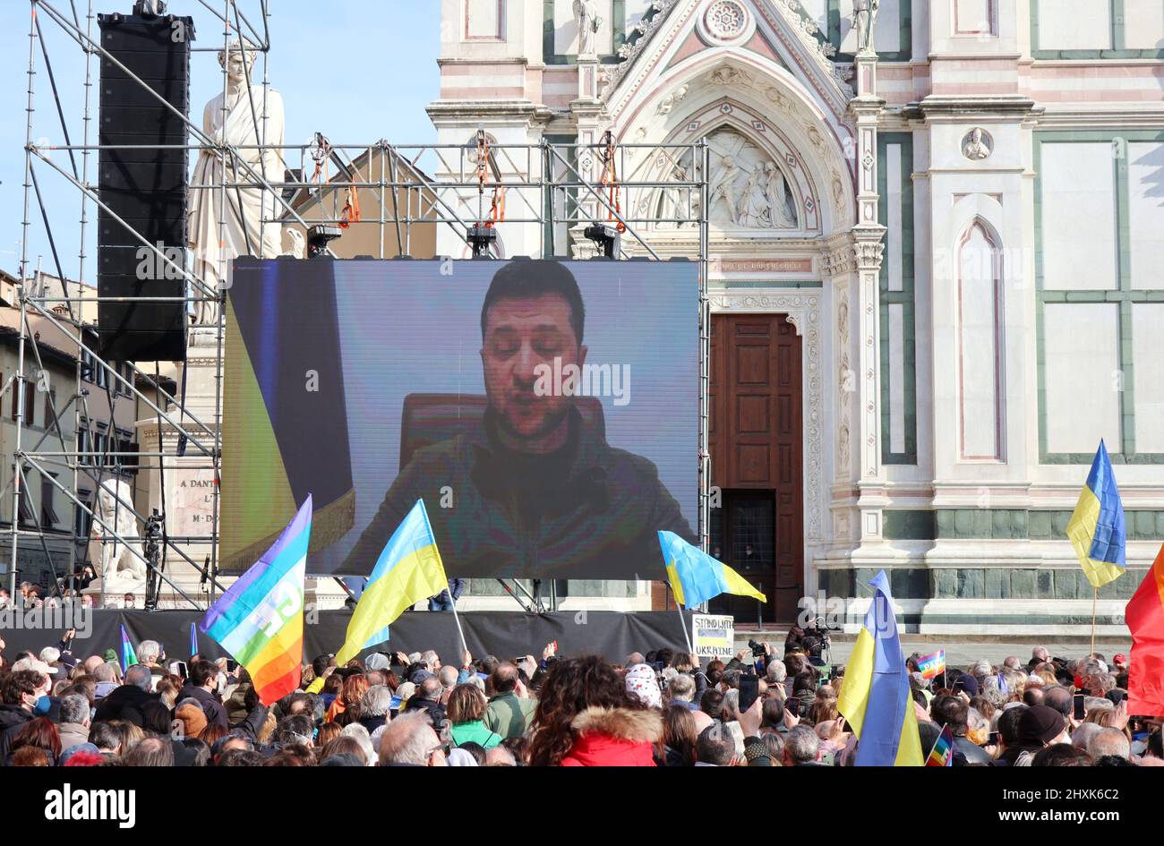 Eine Aufnahme der Demonstration „Städte stehen mit der Ukraine“, Santa Croce Square, Florenz, Italien, März 12, 2022. Auf Initiative von Dario Nardella, Präsident von Eurocities und Bürgermeister von Florenz, wurde in den Mitgliedern des Eurocities-Netzwerks der europäischen Städte ein Moment der Solidarität für die Ukraine abgehalten. Tausende drängten sich auf den Santa Croce Platz, um Wladimir Putins Angriff auf die Ukraine zu verurteilen. Während der Demonstration erschien der ukrainische Präsident Wolodymyr Zelensky via Videolink. Florenz ist seit dem Jahr 1969 mit Kiew verbunden, als die ukrainische Hauptstadt der von einer verheerenden Flut betroffenen toskanischen Stadt Hilfe schickte. Euroc Stockfoto