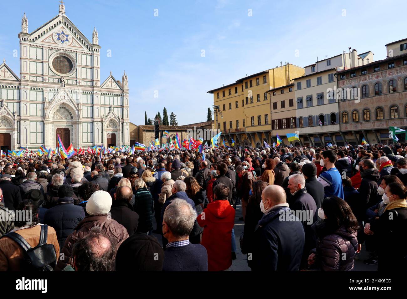 Eine Aufnahme der Demonstration „Städte stehen mit der Ukraine“, Santa Croce Square, Florenz, Italien, März 12, 2022. Auf Initiative von Dario Nardella, Präsident von Eurocities und Bürgermeister von Florenz, wurde in den Mitgliedern des Eurocities-Netzwerks der europäischen Städte ein Moment der Solidarität für die Ukraine abgehalten. Tausende drängten sich auf den Santa Croce Platz, um Wladimir Putins Angriff auf die Ukraine zu verurteilen. Während der Demonstration erschien der ukrainische Präsident Wolodymyr Zelensky via Videolink. Florenz ist seit dem Jahr 1969 mit Kiew verbunden, als die ukrainische Hauptstadt der von einer verheerenden Flut betroffenen toskanischen Stadt Hilfe schickte. Euroc Stockfoto