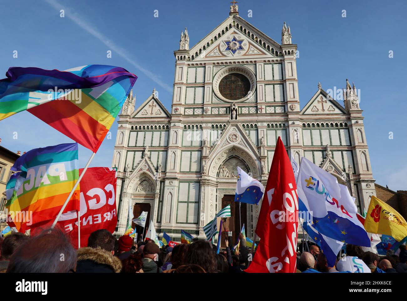 Eine Aufnahme der Demonstration „Städte stehen mit der Ukraine“, Santa Croce Square, Florenz, Italien, März 12, 2022. Auf Initiative von Dario Nardella, Präsident von Eurocities und Bürgermeister von Florenz, wurde in den Mitgliedern des Eurocities-Netzwerks der europäischen Städte ein Moment der Solidarität für die Ukraine abgehalten. Tausende drängten sich auf den Santa Croce Platz, um Wladimir Putins Angriff auf die Ukraine zu verurteilen. Während der Demonstration erschien der ukrainische Präsident Wolodymyr Zelensky via Videolink. Florenz ist seit dem Jahr 1969 mit Kiew verbunden, als die ukrainische Hauptstadt der von einer verheerenden Flut betroffenen toskanischen Stadt Hilfe schickte. Euroc Stockfoto