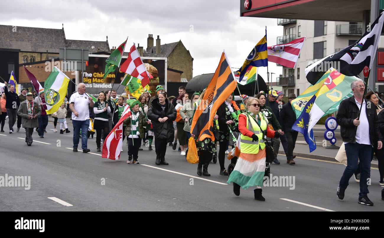 Manchester, Großbritannien, 13.. März 2022. Die jährliche St. Patrick's Day Parade, die vom Irish World Heritage Centre in Cheetham Hill, Manchester, England, Großbritannien, den Britischen Inseln organisiert wird. Bands, Festwagen und gewöhnliche Menschen machten eine lebendige und bunte Parade. Die Parade folgte einer Route vom Irish World Heritage Centre entlang der Cheetham Hill Road bis zur AO Arena im Zentrum von Manchester, bevor sie sich umdrehte und auf derselben Route wieder zurück zum Anfang ging. Quelle: Terry Waller/Alamy Live News Stockfoto