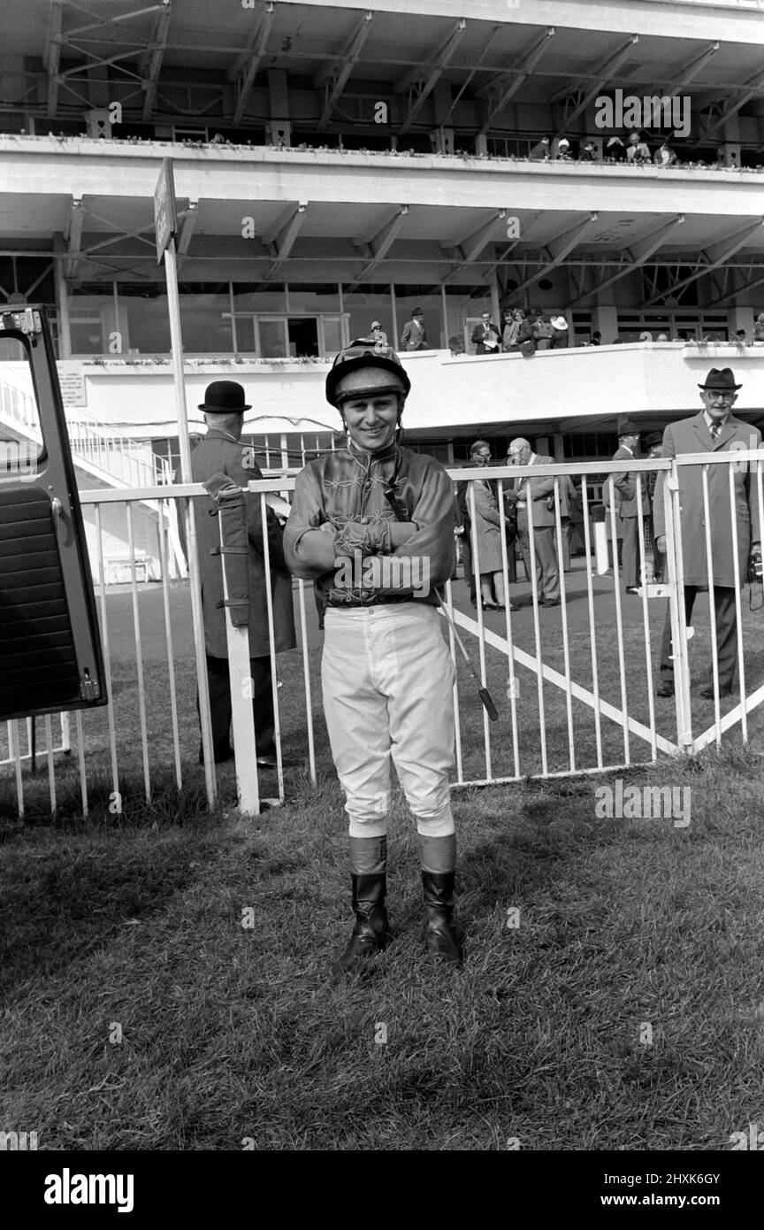 Jockey Willie Carson. „All the Queens Horses“. In West Ilsley steht Berks-Trainer Major W. R. Hern vor den 13 Pferden für die Queen. Von links nach rechts: Hintere Reihe Star Harbour; Circlet; Alma; Tartan Pimpernell; Dunfermline; Und Mary Fitton. Erste Reihe: Bewertung; Kette der Argumentation; Fife und Trommel; Herzog der Normandie; Rhyme Royal; Gesellig und Paintbrust. Der Mann 2. von rechts ist Stan Clayton, ehemaliger Jockey der Queen. 1977 77.-02213-017. April Stockfoto