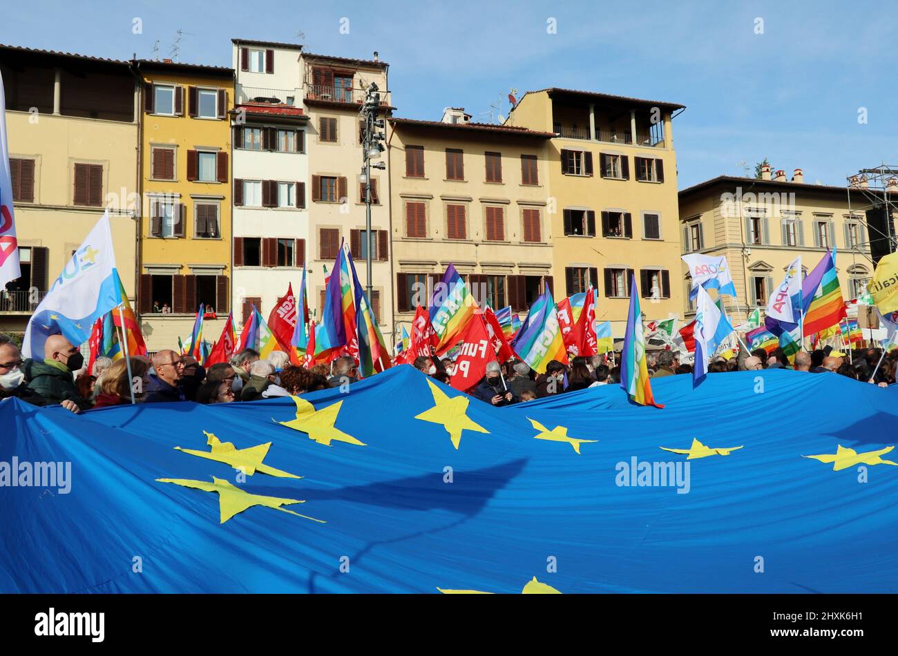 Eine Aufnahme der Demonstration „Städte stehen mit der Ukraine“, Santa Croce Square, Florenz, Italien, März 12, 2022. Auf Initiative von Dario Nardella, Präsident von Eurocities und Bürgermeister von Florenz, wurde in den Mitgliedern des Eurocities-Netzwerks der europäischen Städte ein Moment der Solidarität für die Ukraine abgehalten. Tausende drängten sich auf den Santa Croce Platz, um Wladimir Putins Angriff auf die Ukraine zu verurteilen. Während der Demonstration erschien der ukrainische Präsident Wolodymyr Zelensky via Videolink. Florenz ist seit dem Jahr 1969 mit Kiew verbunden, als die ukrainische Hauptstadt der von einer verheerenden Flut betroffenen toskanischen Stadt Hilfe schickte. Euroc Stockfoto