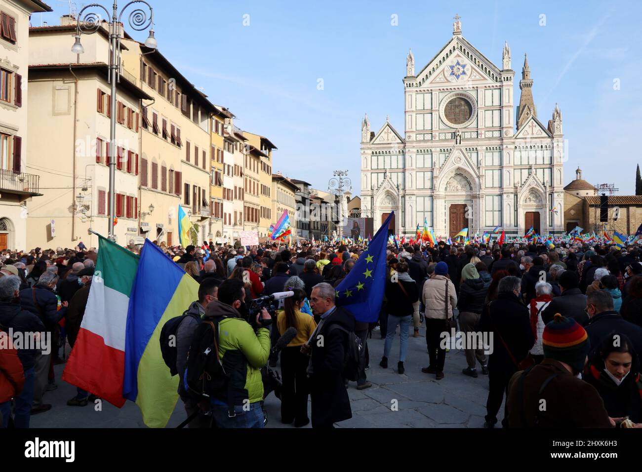 Eine Aufnahme der Demonstration „Städte stehen mit der Ukraine“, Santa Croce Square, Florenz, Italien, März 12, 2022. Auf Initiative von Dario Nardella, Präsident von Eurocities und Bürgermeister von Florenz, wurde in den Mitgliedern des Eurocities-Netzwerks der europäischen Städte ein Moment der Solidarität für die Ukraine abgehalten. Tausende drängten sich auf den Santa Croce Platz, um Wladimir Putins Angriff auf die Ukraine zu verurteilen. Während der Demonstration erschien der ukrainische Präsident Wolodymyr Zelensky via Videolink. Florenz ist seit dem Jahr 1969 mit Kiew verbunden, als die ukrainische Hauptstadt der von einer verheerenden Flut betroffenen toskanischen Stadt Hilfe schickte. Euroc Stockfoto