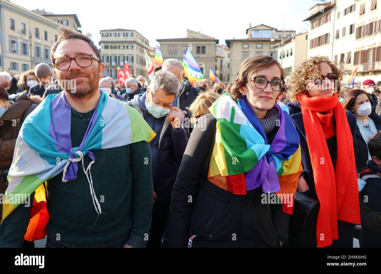 Eine Aufnahme der Demonstration „Städte stehen mit der Ukraine“, Santa Croce Square, Florenz, Italien, März 12, 2022. Auf Initiative von Dario Nardella, Präsident von Eurocities und Bürgermeister von Florenz, wurde in den Mitgliedern des Eurocities-Netzwerks der europäischen Städte ein Moment der Solidarität für die Ukraine abgehalten. Tausende drängten sich auf den Santa Croce Platz, um Wladimir Putins Angriff auf die Ukraine zu verurteilen. Während der Demonstration erschien der ukrainische Präsident Wolodymyr Zelensky via Videolink. Florenz ist seit dem Jahr 1969 mit Kiew verbunden, als die ukrainische Hauptstadt der von einer verheerenden Flut betroffenen toskanischen Stadt Hilfe schickte. Euroc Stockfoto