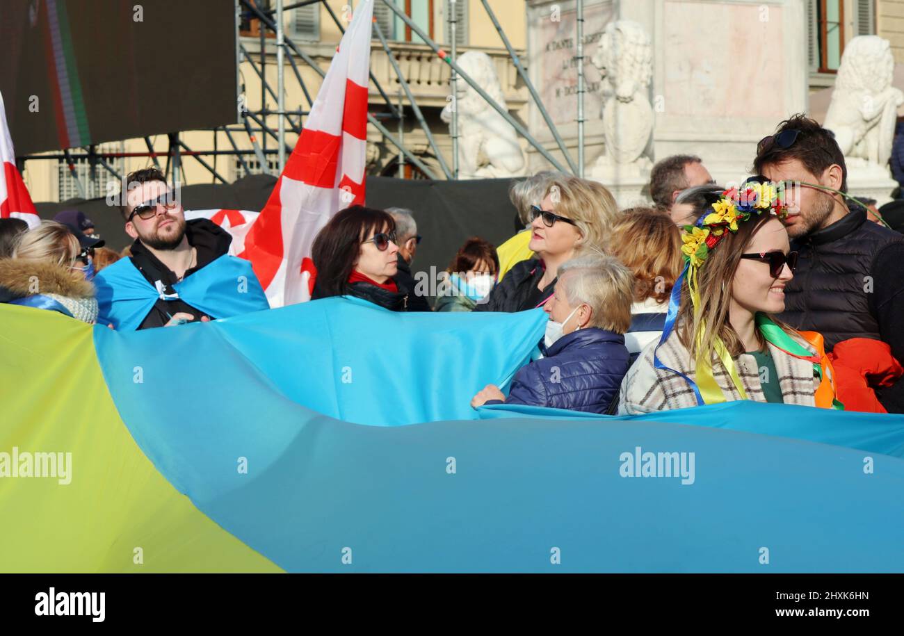 Eine Aufnahme der Demonstration „Städte stehen mit der Ukraine“, Santa Croce Square, Florenz, Italien, März 12, 2022. Auf Initiative von Dario Nardella, Präsident von Eurocities und Bürgermeister von Florenz, wurde in den Mitgliedern des Eurocities-Netzwerks der europäischen Städte ein Moment der Solidarität für die Ukraine abgehalten. Tausende drängten sich auf den Santa Croce Platz, um Wladimir Putins Angriff auf die Ukraine zu verurteilen. Während der Demonstration erschien der ukrainische Präsident Wolodymyr Zelensky via Videolink. Florenz ist seit dem Jahr 1969 mit Kiew verbunden, als die ukrainische Hauptstadt der von einer verheerenden Flut betroffenen toskanischen Stadt Hilfe schickte. Euroc Stockfoto