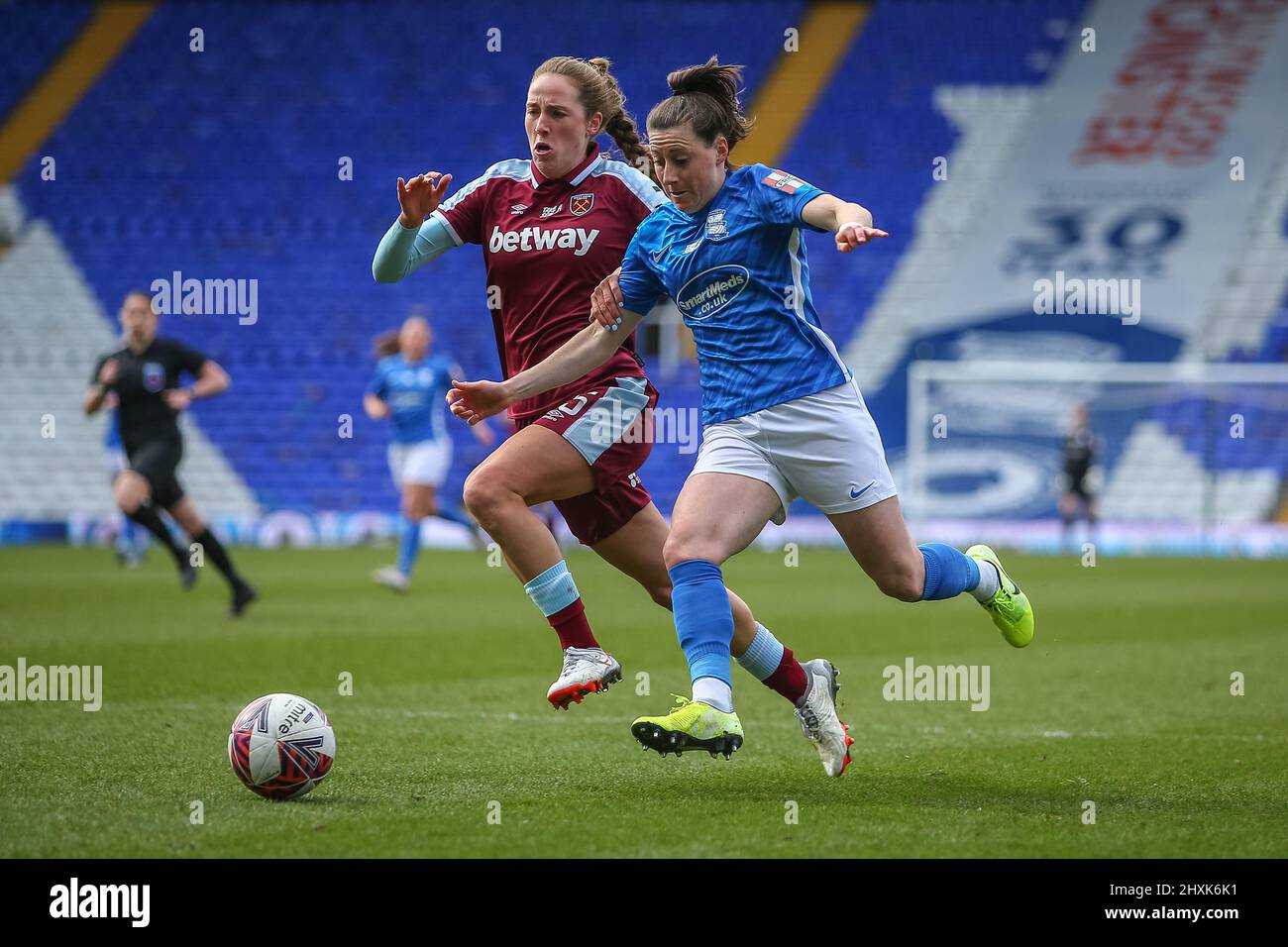 Birmingham, Großbritannien. 13. März 2022. Lucy Parker (15 West Ham United) und Lucy Quinn (17 Birmingham City) fordern den Ball im WSL-Spiel zwischen Birmingham City und West Ham in St. Andrews. Gareth Evans/SPP Kredit: SPP Sport Pressefoto. /Alamy Live News Stockfoto