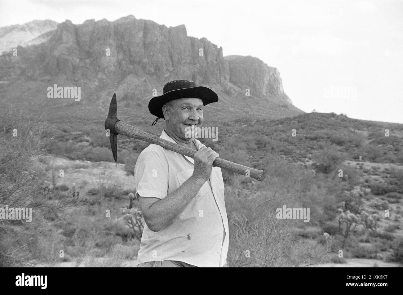 DOC Rosecrans ist ein Goldsucher auf Superstition Mountain, Apache Junction, Arizona. Wo er nach Gold gräbt und nach der legendären Mine des verlorenen Holländers sucht. DOC ist nur einer von einem endlosen Strom von Schatzjägern auf der Suche nach der verlorenen Mine die Legende wuchs, nachdem der Niederländer Jake Walz vor über 100 Jahren aus dem Berg auftauchte, als ein Sack Golderz behauptete, eine Mine mit einer Goldnaht gefunden zu haben 18 Zoll dick. 8.. August 1976 Stockfoto