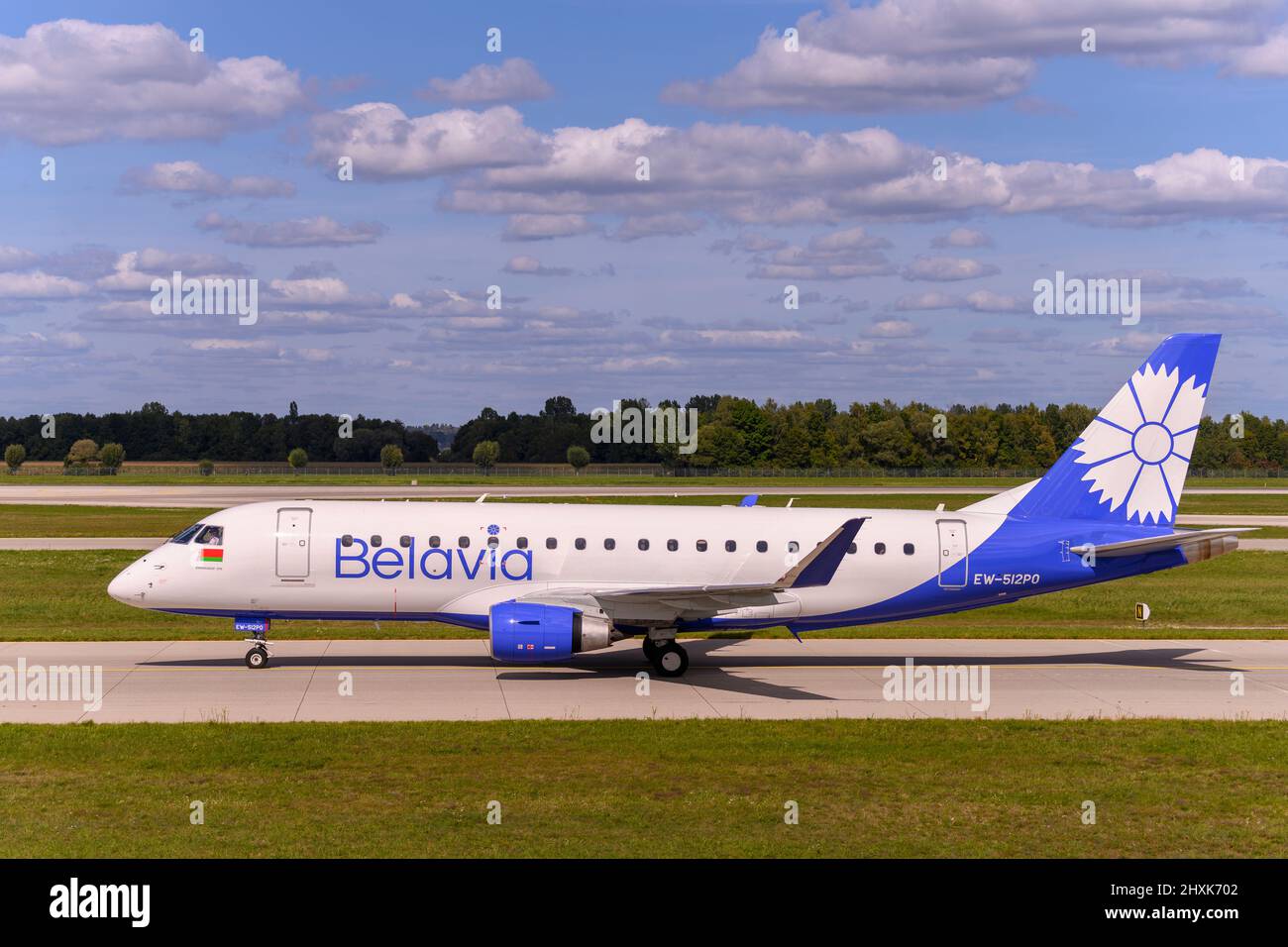 München, Deutschland - September 19. 2019 : Belavia Embraer E175LR mit der Flugzeugregistrierung EW-512PO rollt zum Start auf der Nordbahn Stockfoto