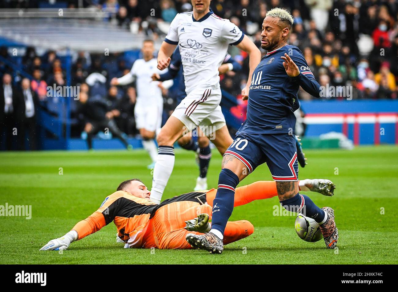 Paris, Frankreich, Frankreich. 13. März 2022. Gaetan POUSSIN von Bordeaux und NEYMAR JR von PSG während des Ligue 1-Spiels zwischen Paris Saint-Germain (PSG) und Girondins de Bordeaux am 13. März 2022 im Stadion Parc des Princes in Paris, Frankreich. (Bild: © Matthieu Mirville/ZUMA Press Wire) Stockfoto