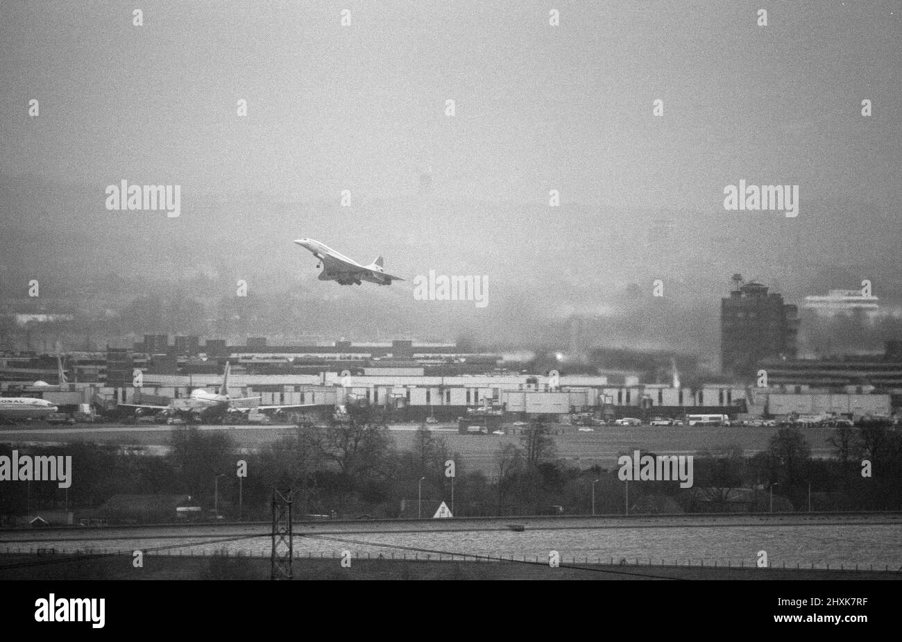 Erste kommerzielle Flüge des Überschallflugzeugs Concorde am 21.. Januar 1976, sieben Jahre nach seinem ersten Testflug. Ein Flug von British Airways ging vom Flughafen Heathrow in London nach Bahrain im Nahen Osten, während der andere Flug von Air France gleichzeitig um 11,40 Uhr vom Flughafen Orly in Paris nach Rio De Janeiro über Dakar, Senegal, abhob. Das Bild zeigt: Der British Airways Flug kurz nach dem Start von London, der über zwei US-Flugzeuge von Pan am und TWA fliegt. 21.. Januar 1976. Stockfoto
