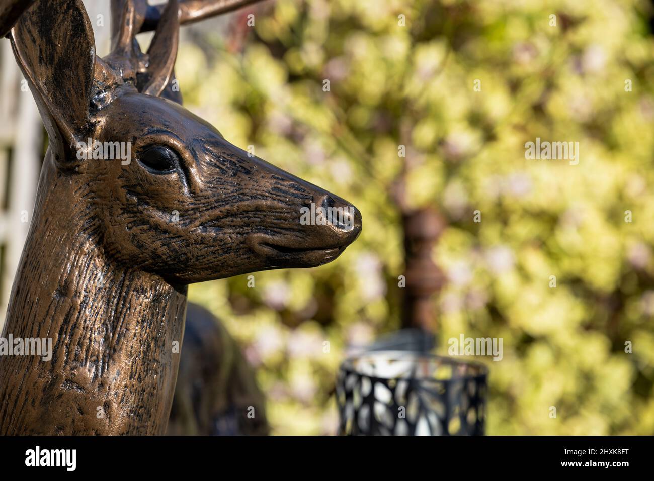 Hirsch Skulptur in einem Garten Stockfoto