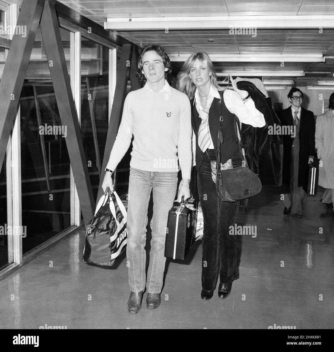 Barry Sheene, britischer Weltmeister im Grand Prix Motorrad-Straßenrennen, fotografiert mit Freundin Stephanie McLean am Flughafen London Heathrow, 10.. Dezember 1977. Er reist nach Mailand, um vom italienischen Moto Sprint einen Motorrad-oscar zu erhalten. Stockfoto
