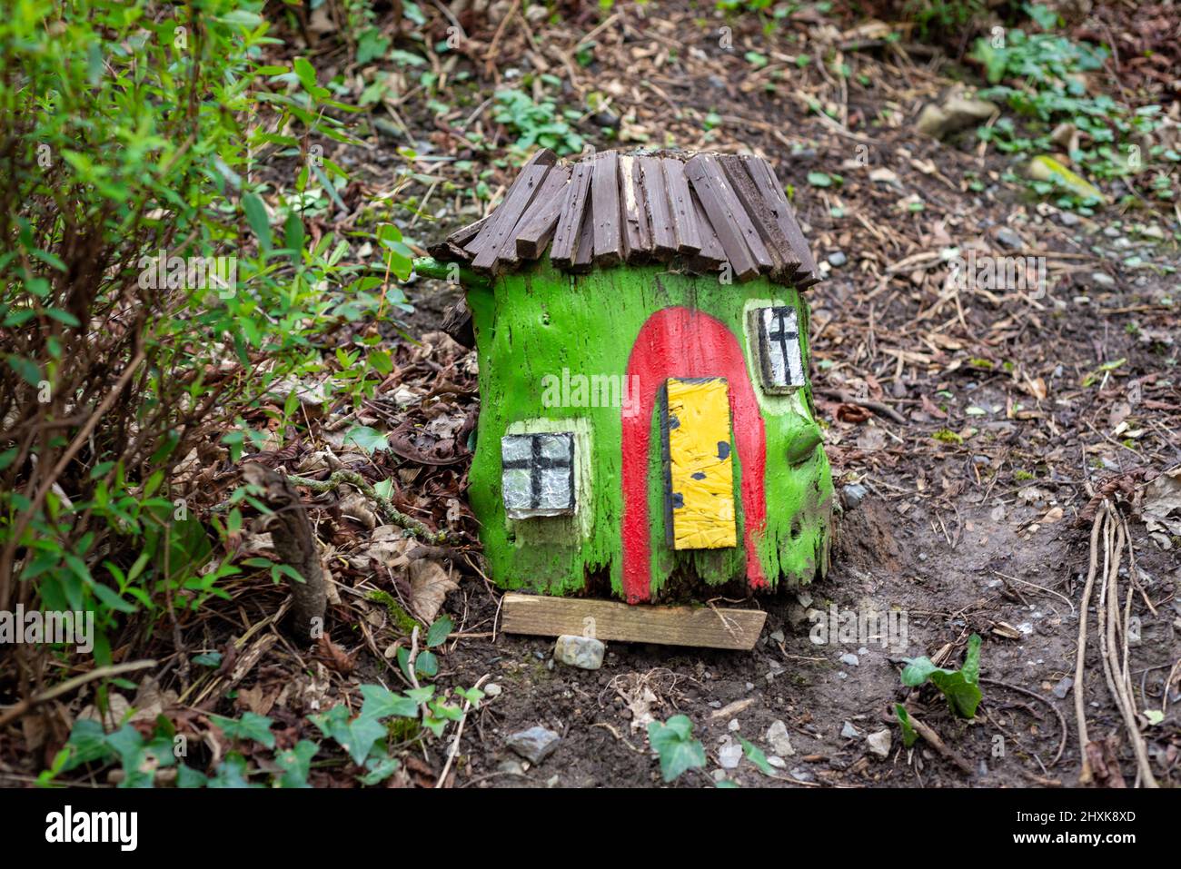Niedliches mehrfarbiges Feenhaus auf dem Waldboden im Fairy Garden in Irland. Stockfoto
