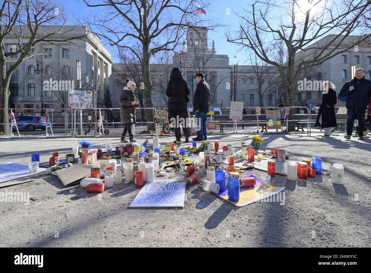 Protest gegen den Krieg vor der russischen Botschaft während des Krieges gegen die Ukraine in Berlin. Stockfoto