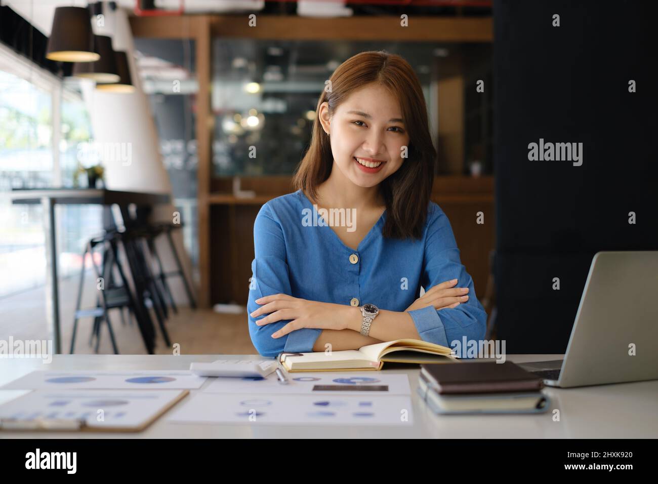 Asiatische Geschäftsfrau oder Buchhalterin mit Papierkram auf Schreibtisch, Konto, Audit und Sparkonzept. Stockfoto