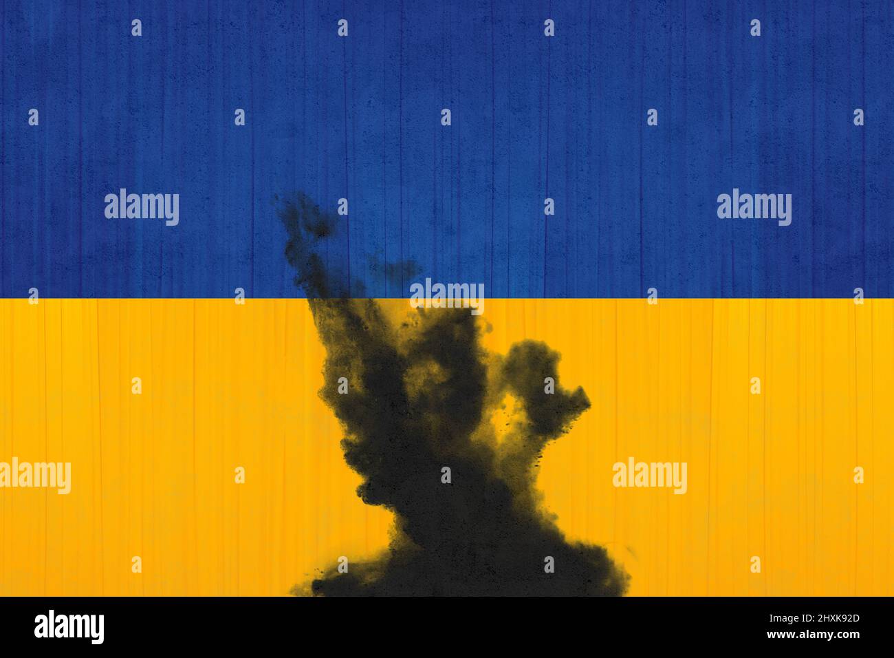 Flagge der Ukraine mit Explosionsschatten. Ukraine - Russland Krise geopolitisches Konzept Stockfoto