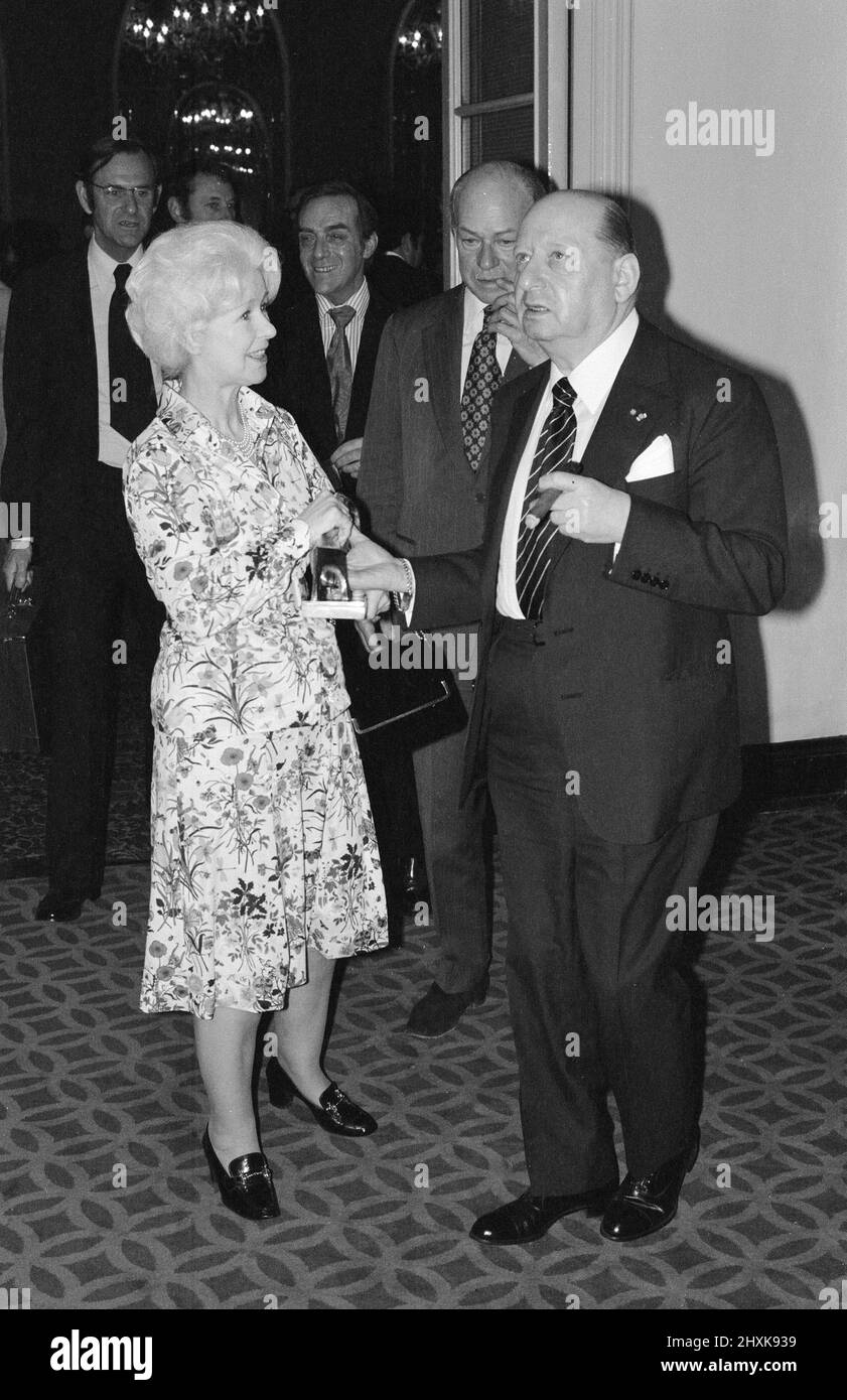 Media Mogul Lew Grade bei der jährlichen Preisverleihung der Royal Television Society im Cafe Royal mit seiner Frau Lady Grade. 29.. April 1977. Stockfoto