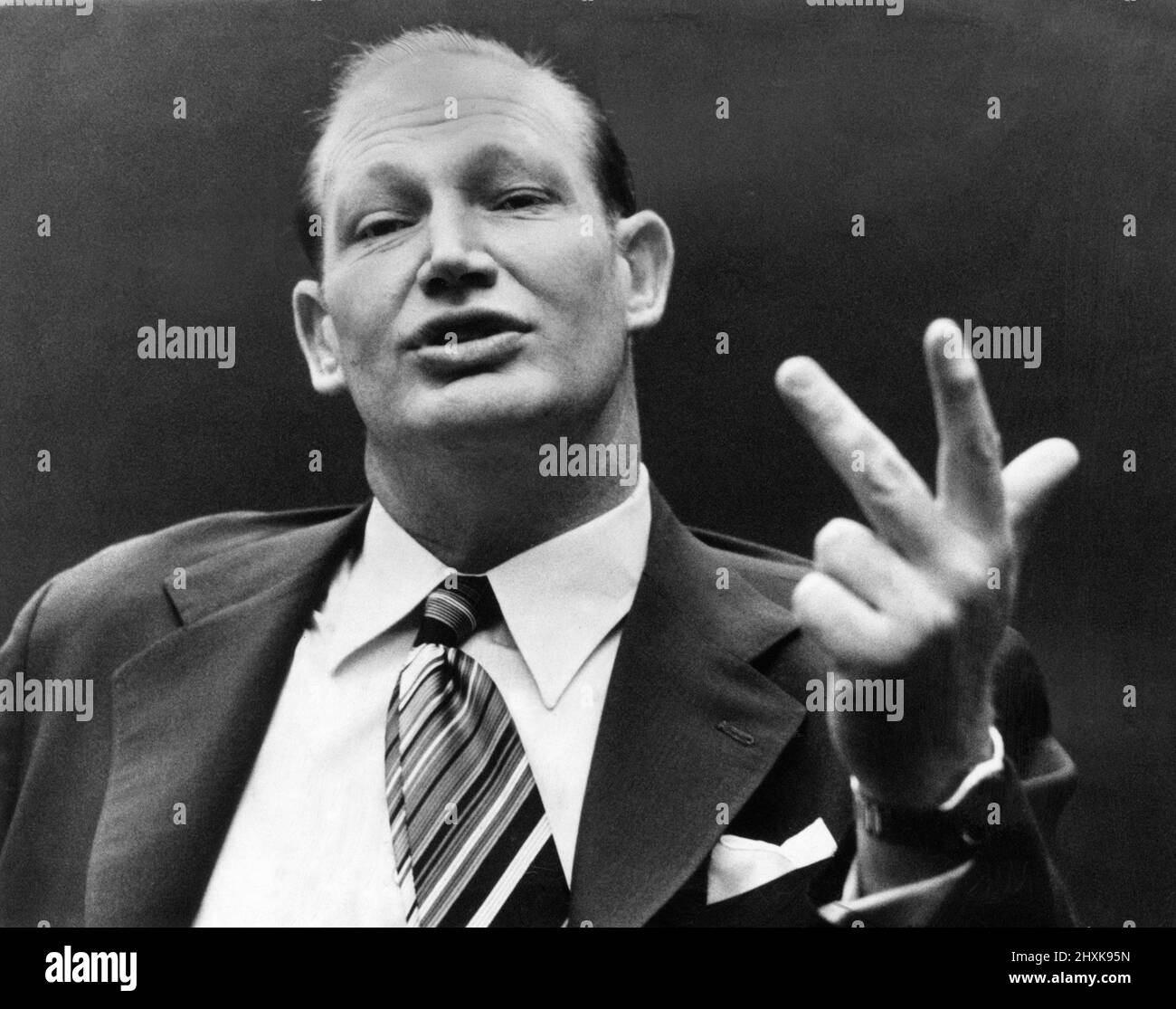 Kerry Packer, der australische Medienmagnate, der Mann hinter dem umstrittenen World Series Cricket, stand heute in der Langham Gallery, London, am 1.. Juni 1977, der Presse gegenüber. Kerry Packer wird morgen von David Frost für das Frost-Programm auf BBC1 interviewt. Stockfoto