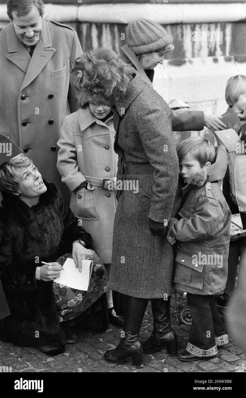 „Children of Courage“-Preise für Frauen. Zehn Kinder wurden von der Frau des Premierministers, Frau Audrey Callaghan, für ihren Mut bei einem Gottesdienst in der Westminster Abbey ausgezeichnet. Der schüchterne Held Simon Bostic, der eine Knochenmarkstransplantation erhalten hatte, versteckt sich hinter seiner Mutter, als sie nach dem Gottesdienst von Judith Chalmers interviewt wird.16.. Dezember 1976. Stockfoto