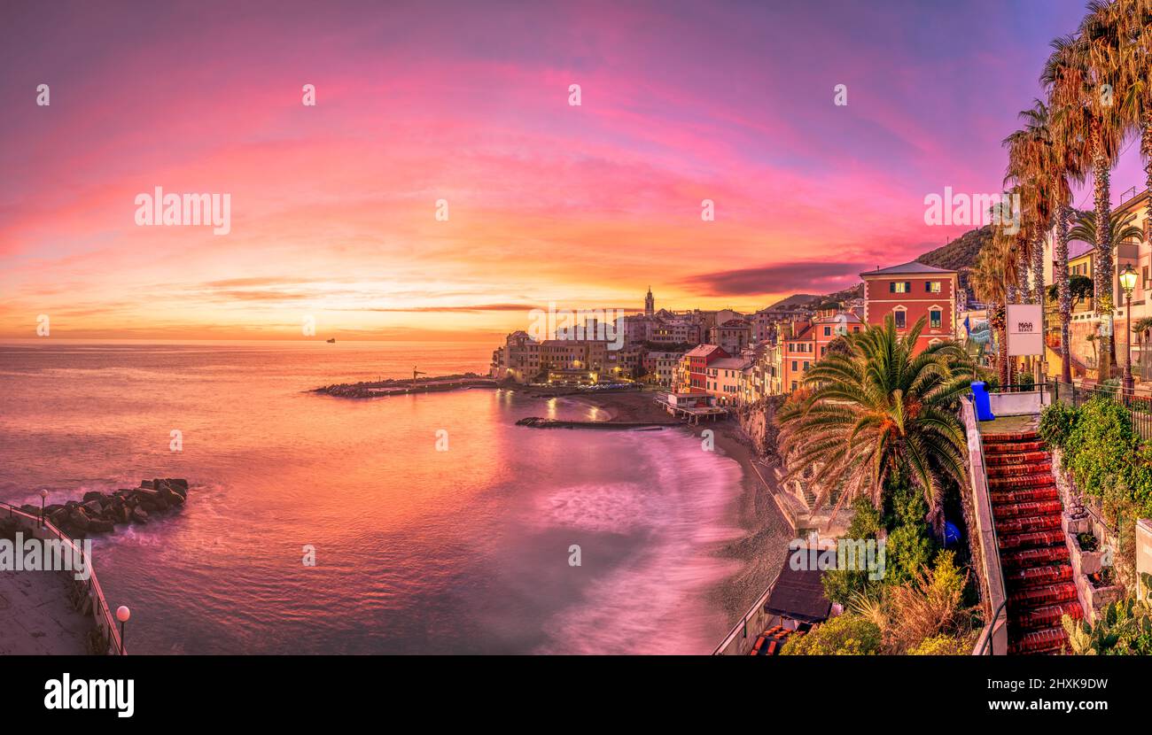 Bogliasco, Genua, Italien Skyline am Mittelmeer bei Sonnenuntergang. Stockfoto