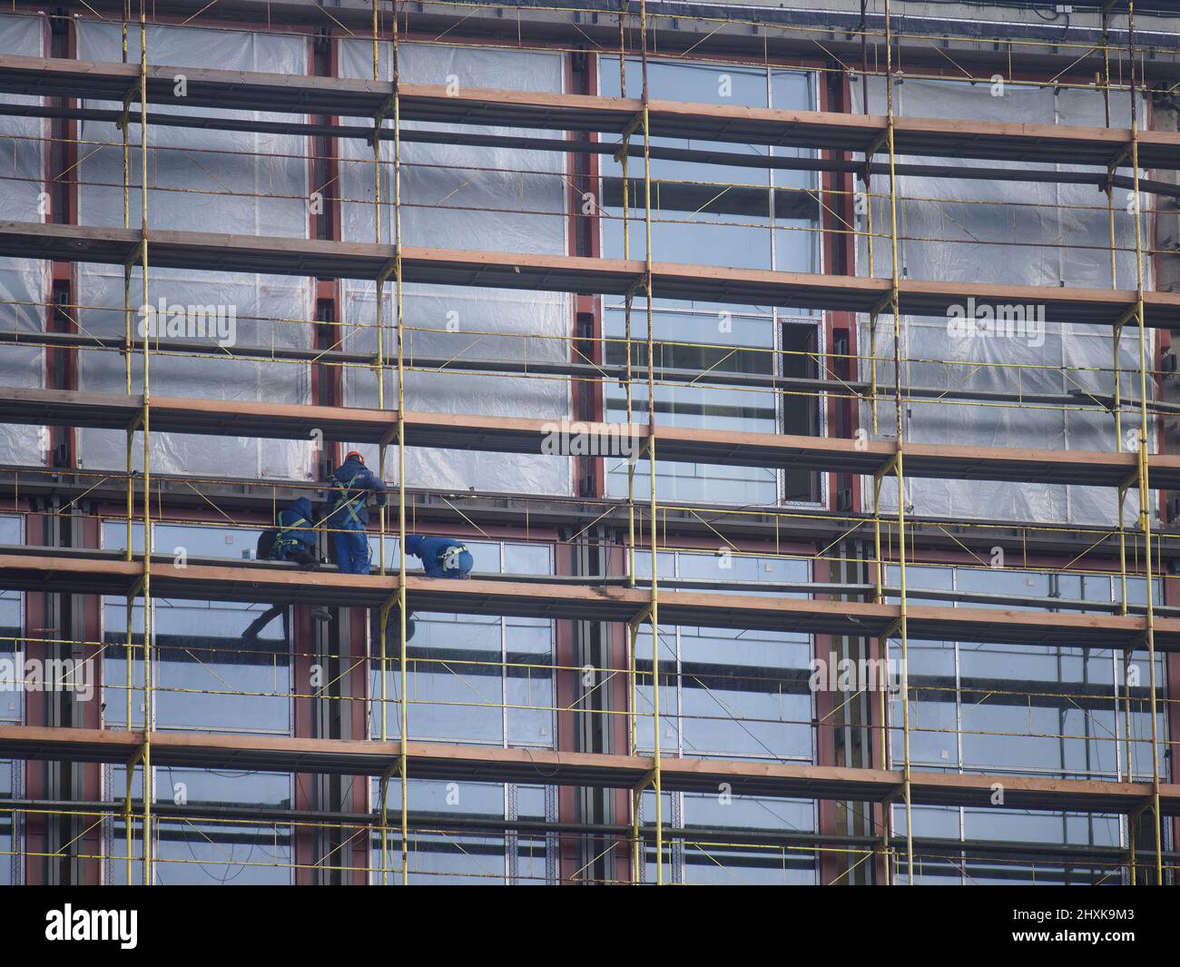 Moskau, Russland. 10. März 2022. Bauarbeiter sahen, wie sie an Gerüsten für eine neu gebaute Wohnwohnung arbeiteten. (Foto: Alexander Sayganov/SOPA Images/Sipa USA) Quelle: SIPA USA/Alamy Live News Stockfoto