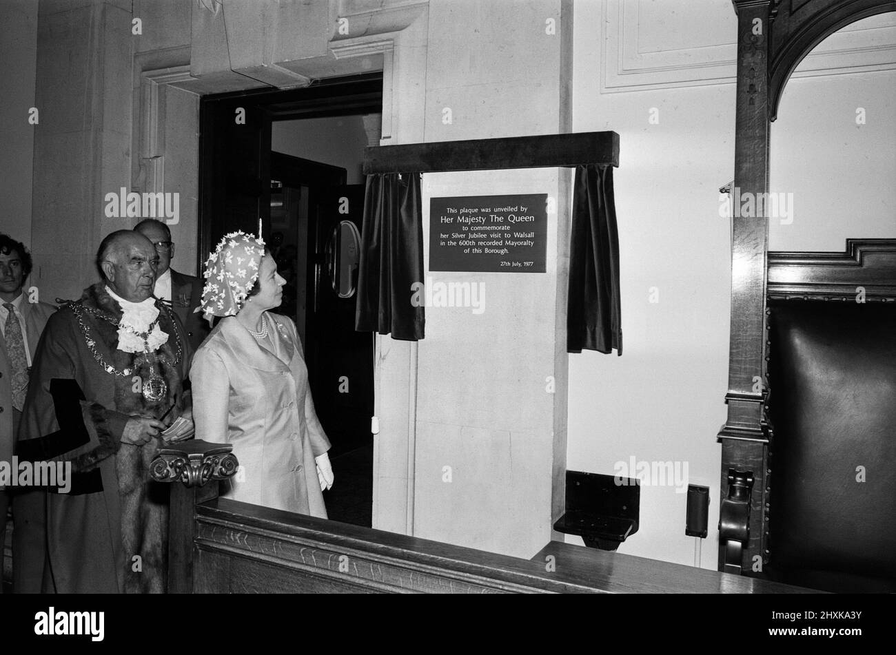 Königin Elizabeth II. Besucht Walsall während ihrer Silver Jubilee Tour. West Midlands. Enthüllung einer Gedenktafel zum Gedenken an ihren Besuch in Walsall zum Silberjubiläum. 27.. Juli 1977. Stockfoto