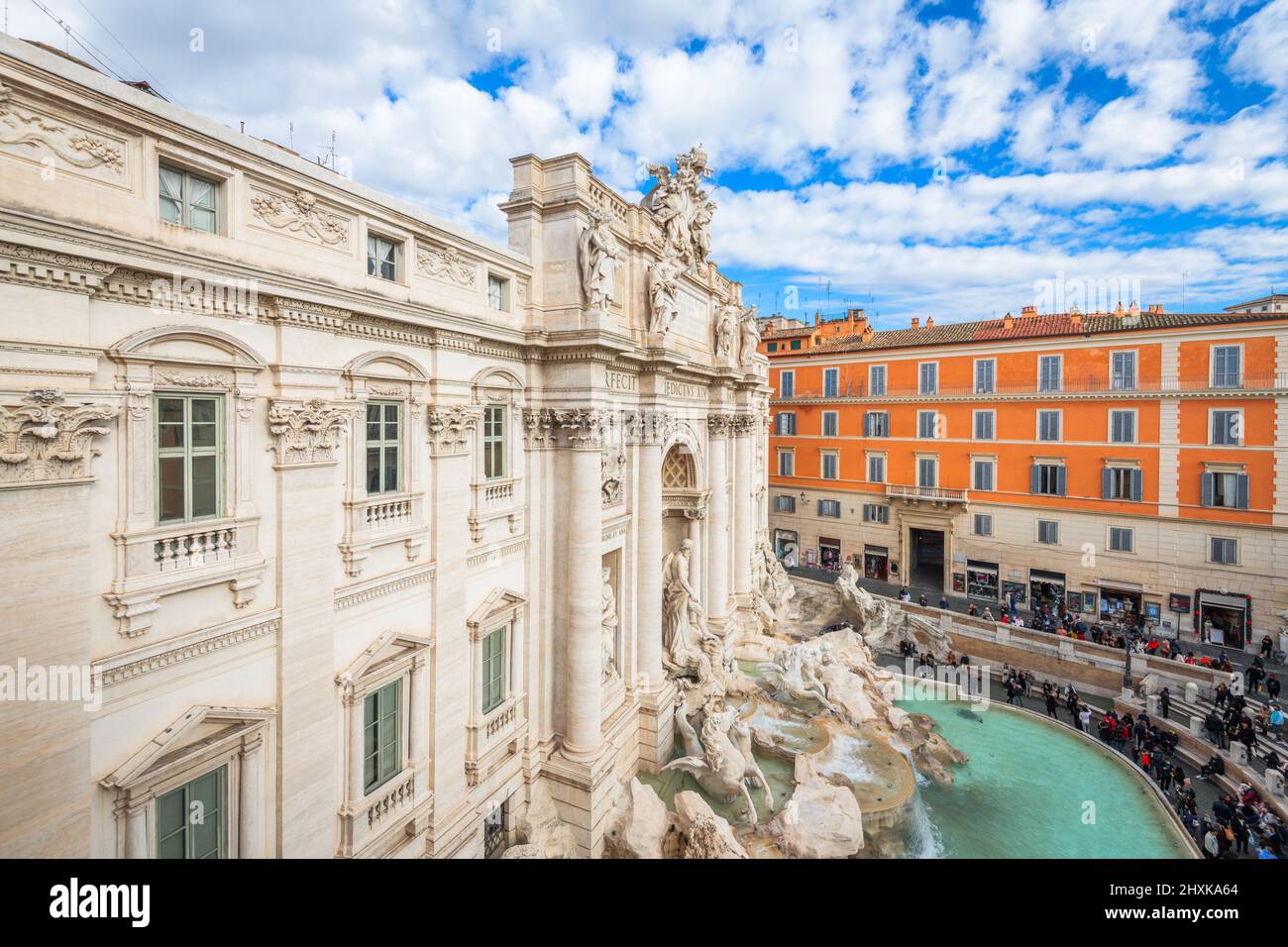 Rom, Italien mit Blick auf den Trevi-Brunnen am Morgen. Stockfoto