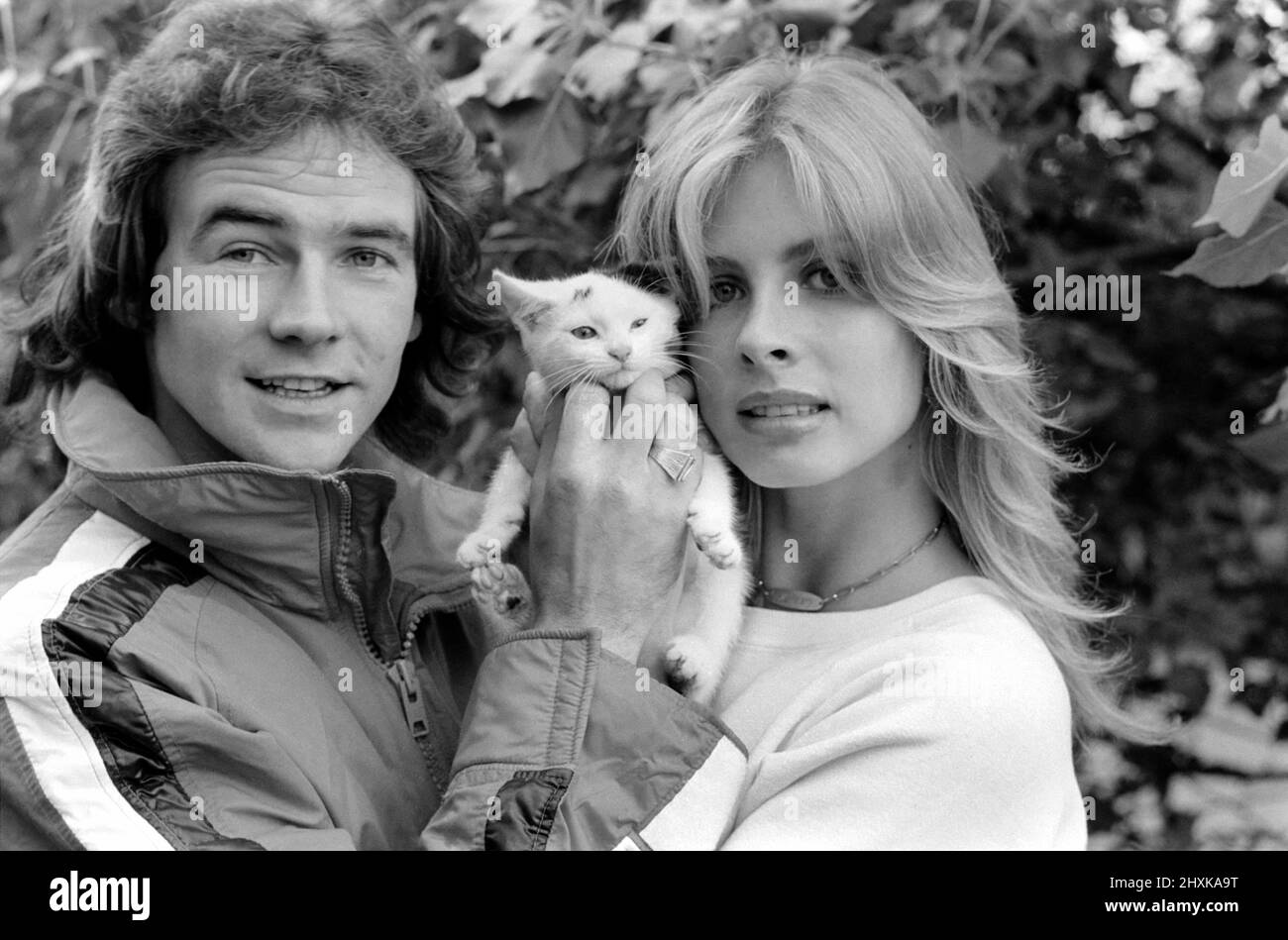 Barry Sheene: Zwischen Weltmeister Barry Sheene und seiner Freundin Stephanie McLean kann man sich für ein paar Sekunden ausziehen. Wenn Barry auf den Rennstrecken rund um die Welt unterwegs ist, ist Stephanie immer mit einer Uhr in der Hand zu finden, die jeden Bruchteil einer Sekunde seinen Takt vorgibt. August 1977. Stockfoto