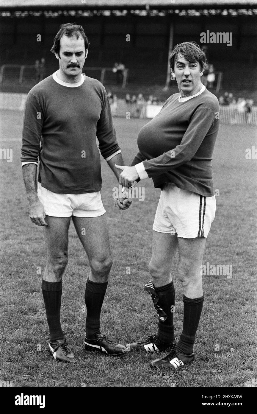 John Cleese und Peter Cook bei einem wohltätigen Fußballspiel in Dulwich, South London, um Geld für die Horniman Primary School in Forest Hill zu sammeln. 30.. Oktober 1977. Stockfoto