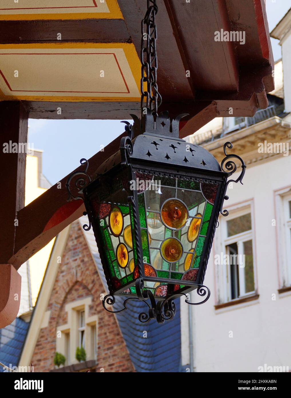 Eine alte, schön verzierte Laterne in der Stadt Bacharach am Rhein oder Rhein in Deutschland Stockfoto