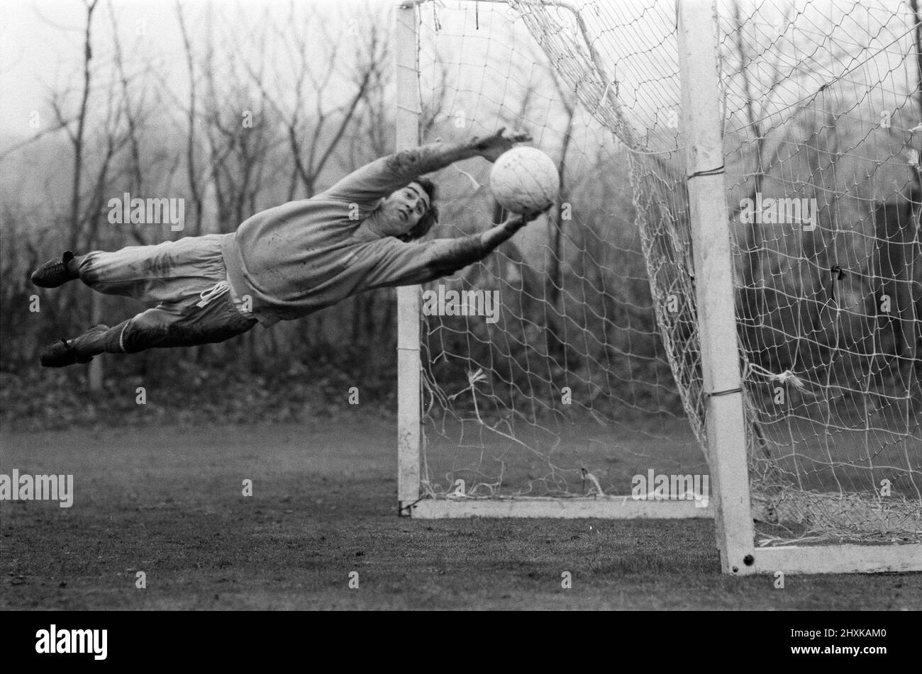 Chelsea trainiert am Samstag in Stamford Bridge für ihr Spiel, als sie Norwich City treffen. Im Bild Peter Bonetti. 15.. Dezember 1977. Stockfoto