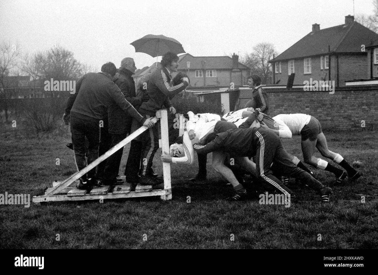 England Rugby Union Team in der Ausbildung. Das englische Rugby-Union-Team traf sich am Samstag auf dem Harlekins-Gelände in Twickenham, um für ihr Spiel gegen die Aussies zu trainieren. Neuer Cap Mike Corless. 1976 76.-00009-023. Januar Stockfoto