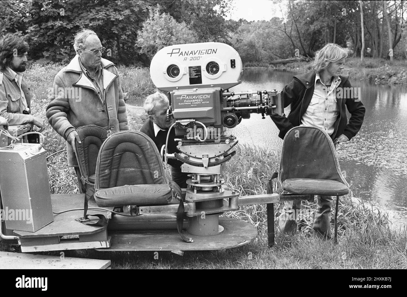 Anthony B Richmond Kameramann, (links) Regisseur John Sturges (zweite links ), der hier während der Drehorte für den Eagle gesehen wurde, ist am 14.. Juni 1976 in Mapledurham gelandet Stockfoto