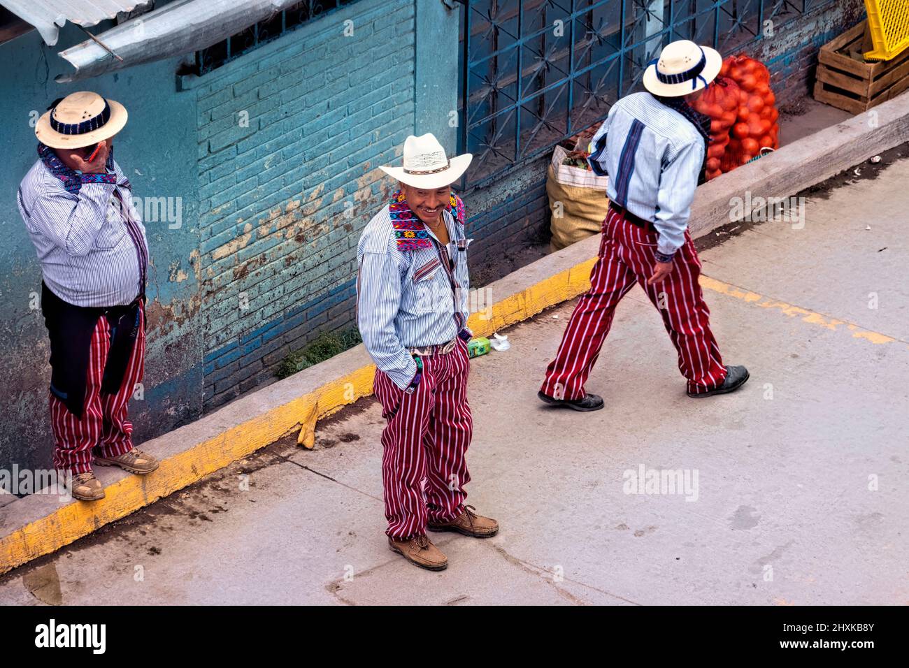 Männer in farbenfroher Tracht, Todos Santos Cuchumatán, Huehuetenango, Guatemala Stockfoto