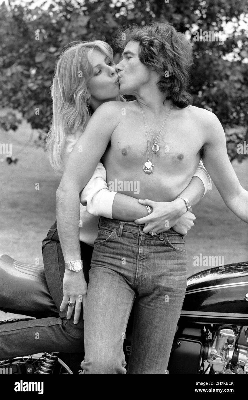 Barry Sheene: Zwischen Weltmeister Barry Sheene und seiner Freundin Stephanie McLean kann man sich für ein paar Sekunden ausziehen. Wenn Barry auf den Rennstrecken rund um die Welt unterwegs ist, ist Stephanie immer mit einer Uhr in der Hand zu finden, die jeden Bruchteil einer Sekunde seinen Takt vorgibt. August 1977 Stockfoto