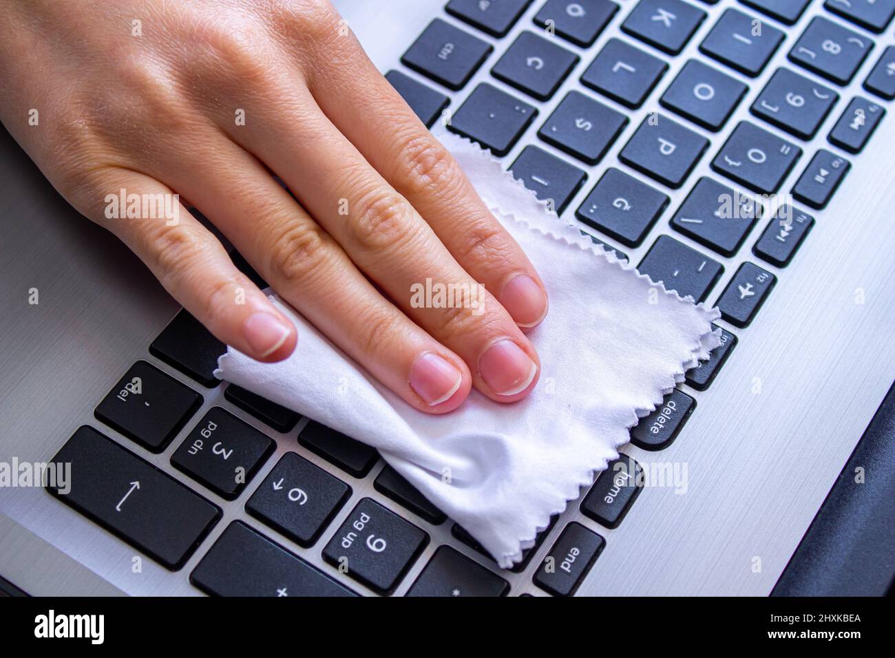 Frau, die die Laptop-Tastatur mit einem weißen Tuch reinigt Stockfotografie  - Alamy