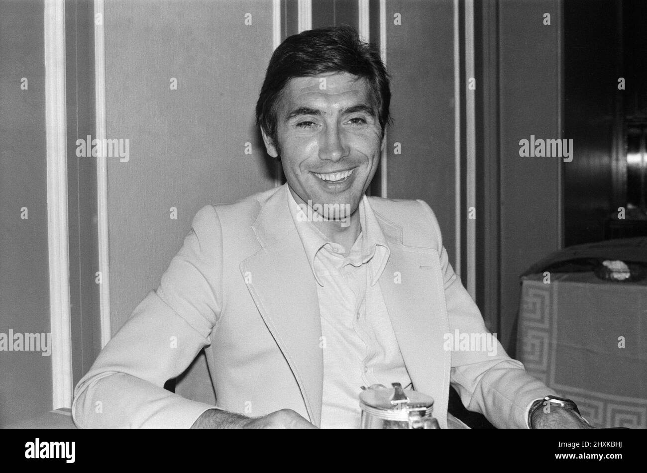 Eddy Merckx, Weltmeister aus Belgien, 1977 in seinem Hotel in London abgebildet. In den nächsten Tagen wird Eddy am Eastway Cycling Track in Stratford an Großbritanniens größtem Radrennen teilnehmen. In seiner Karriere erzielte Eddy 525 Karrieresiege, die von einem Radprofi am meisten zu verzeichnen sind. Er gewann das Doppel der Tour de France - Giro d'Italia in den Jahren 1970, 1972 und 1974. Er gewann den Giro d'Italia - Vuelta a Espana Doppel im Jahr 1973. Er hat 34 Etappensiege der Tour de France (den Rekord), darunter sechs Etappen in den Jahren 1969 und 1972 sowie acht Etappen in den Jahren 1970 und 1974. Eddy Merckx ist der richtige Name Éd Stockfoto