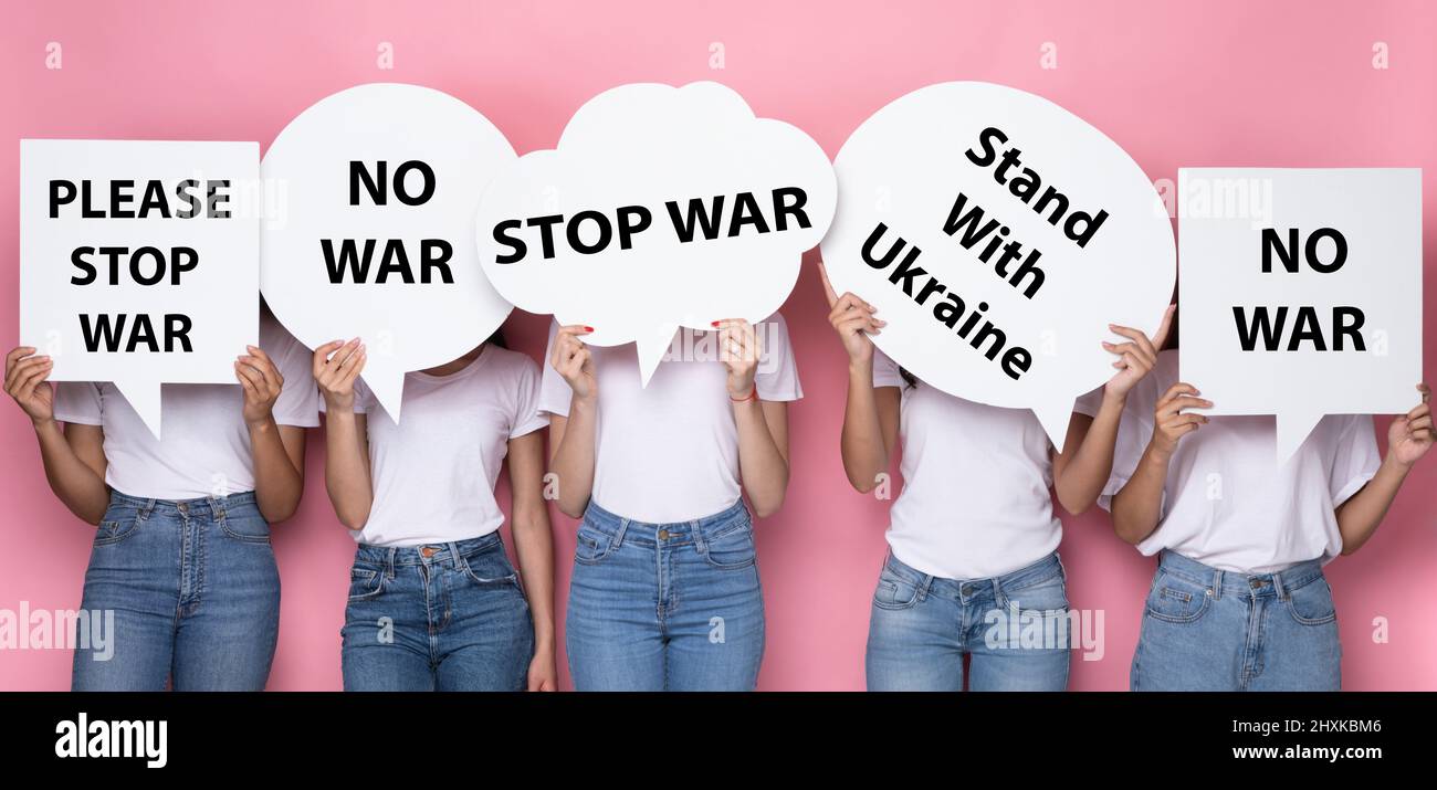 Beenden Sie Den Krieg. Multiethnische Ladies Mit Bubble Speech-Postern Stockfoto