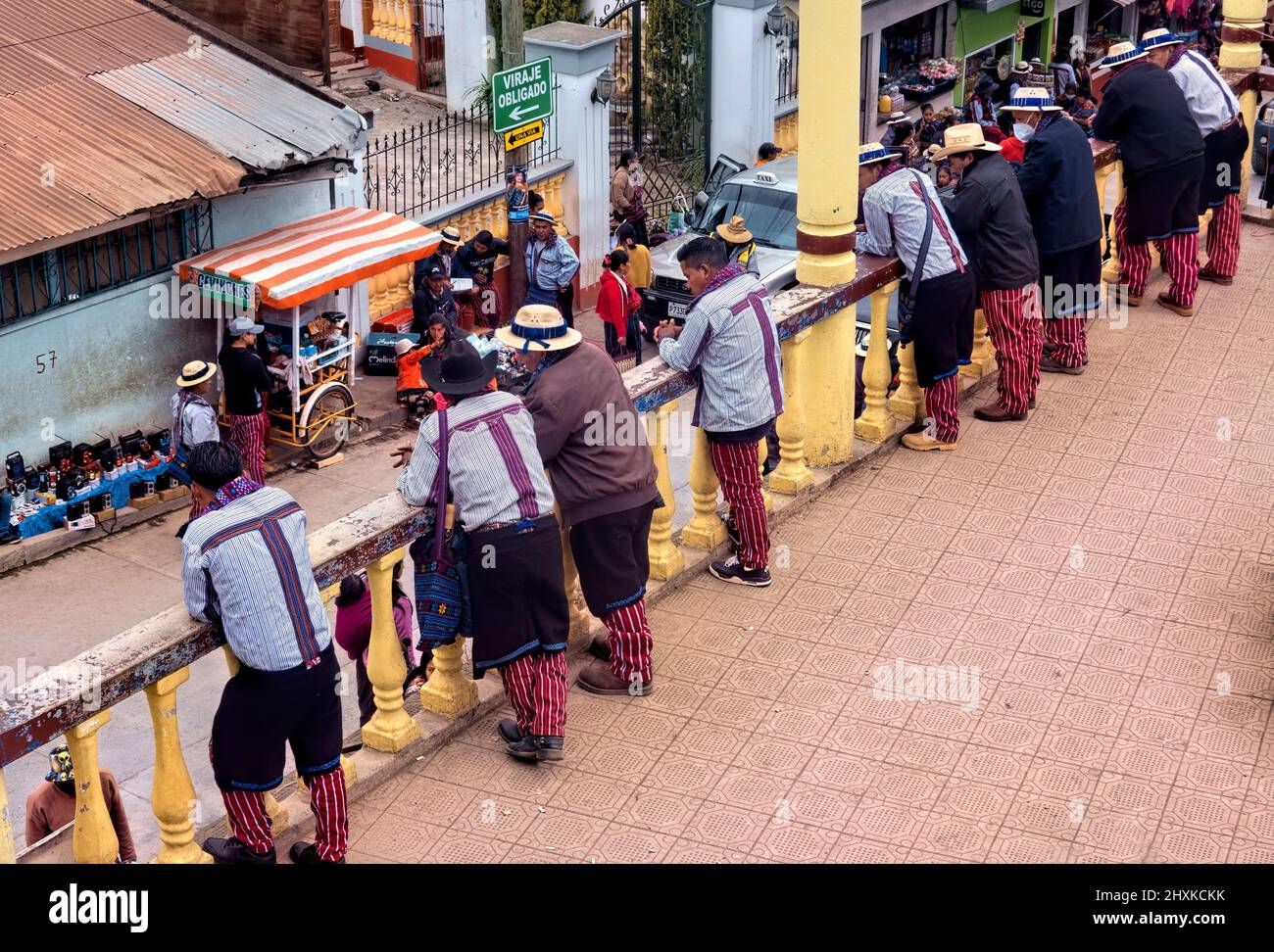 Männer in farbenfroher Tracht, Todos Santos Cuchumatán, Huehuetenango, Guatemala Stockfoto