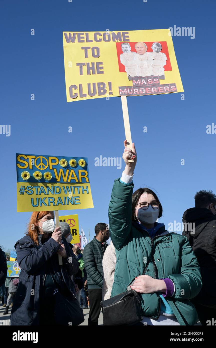 DEUTSCHLAND, Hamburg, Kundgebung gegen Putins-Krieg in der Ukraine, Plakat Putin verglich mit dem Nazi-Diktator Adolf Hitler und dem sowjetischen kommunistischen Führer Stalin / DEUTSCHLAND, Hamburg, Demonstration gegen den Krieg von Wladimir Putin in der Ukraine auf dem Jungfernstieg 13.3.2022 Stockfoto