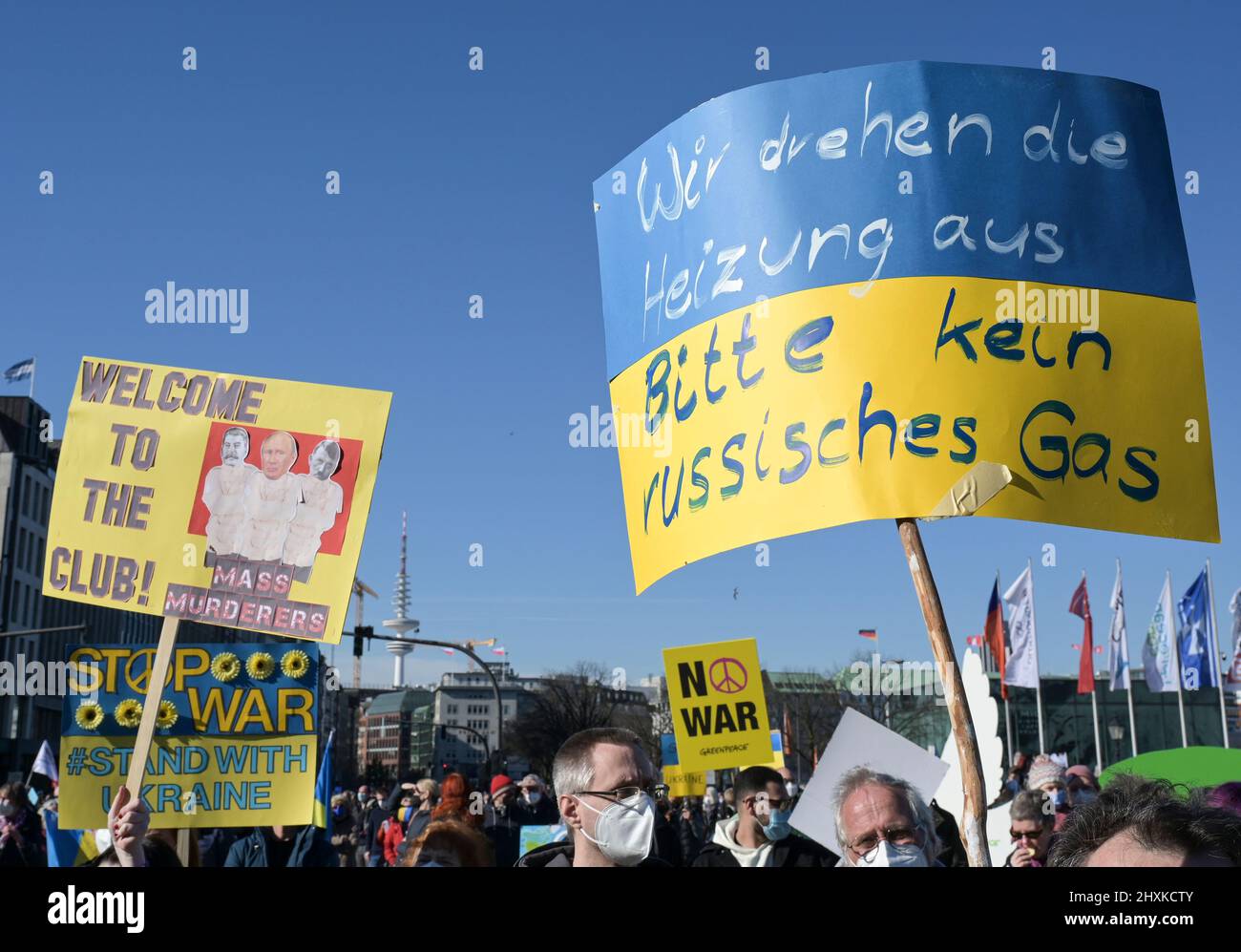 DEUTSCHLAND, Hamburg, Kundgebung gegen Putins-Krieg in der Ukraine, Plakat wir schalten Heizung, bitte kein russisches Gas / DEUTSCHLAND, Hamburg, Demonstration gegen den Krieg von Wladimir Putin in der Ukraine auf dem Jungfernstieg 13.3.2022 Stockfoto