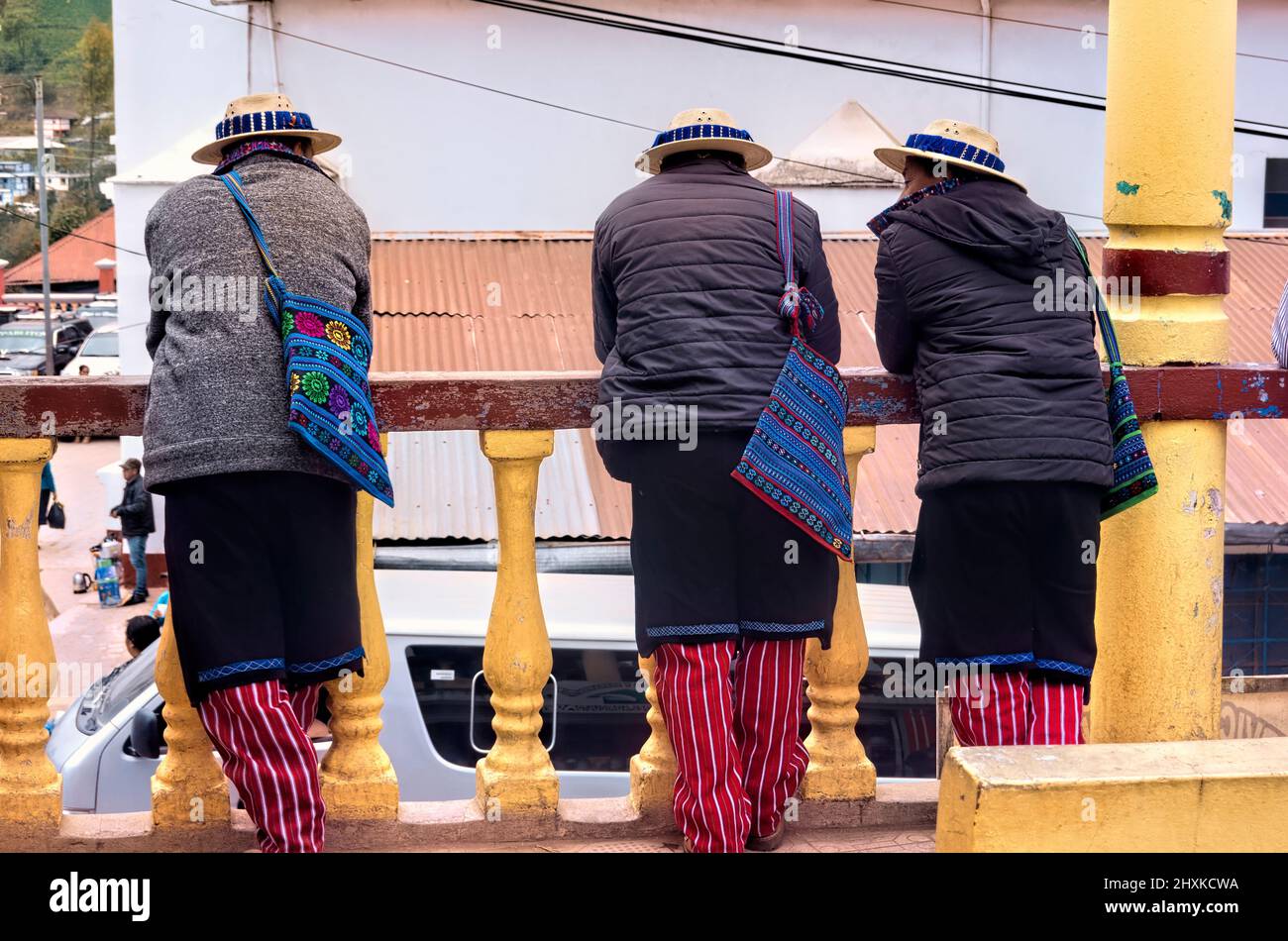 Männer in farbenfroher Tracht, Todos Santos Cuchumatán, Huehuetenango, Guatemala Stockfoto