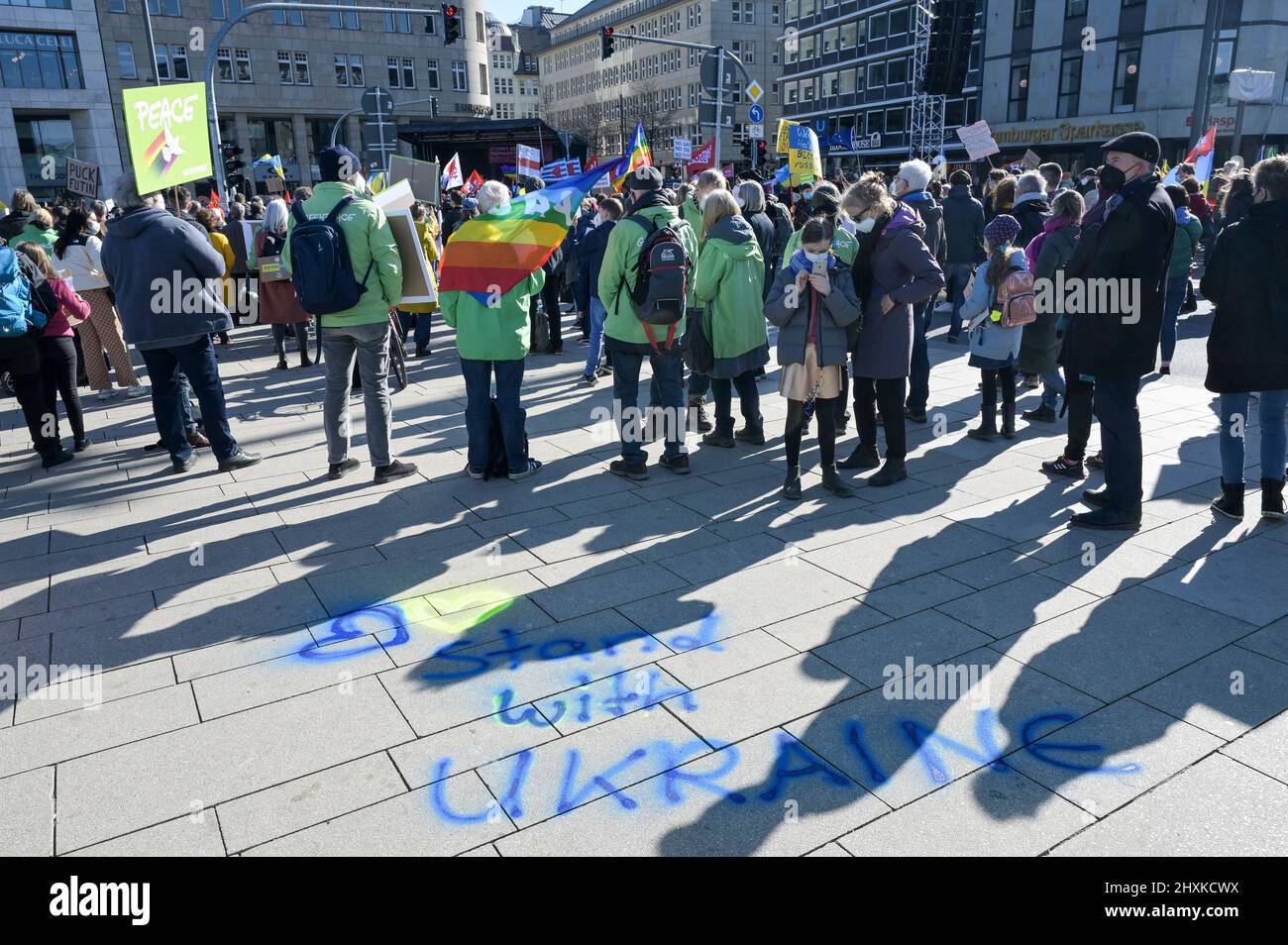 DEUTSCHLAND, Hamburg, Kundgebung gegen Putins-Krieg in der Ukraine / DEUTSCHLAND, Hamburg, Demonstration gegen den Krieg von Wladimir Putin in der Ukraine auf dem Jungfernstieg 13.3.2022 Stockfoto