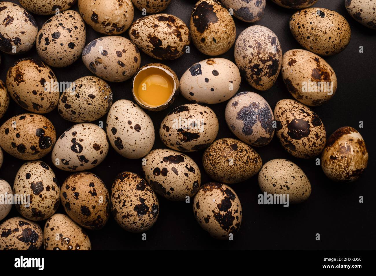 Gruppe Wachteleier als Hintergrund. Rohe Eier. Stockfoto