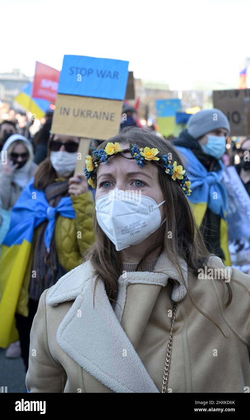 DEUTSCHLAND, Hamburg, Kundgebung gegen Putins-Krieg in der Ukraine / DEUTSCHLAND, Hamburg, Demonstration gegen den Krieg von Wladimir Putin in der Ukraine auf dem Jungfernstieg 13.3.2022 Stockfoto