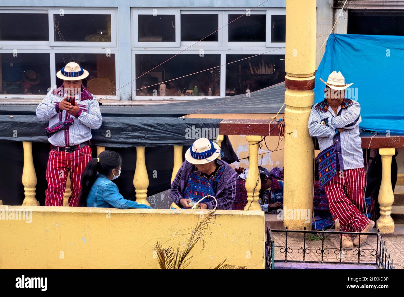 Männer in farbenfroher Tracht, Todos Santos Cuchumatán, Huehuetenango, Guatemala Stockfoto