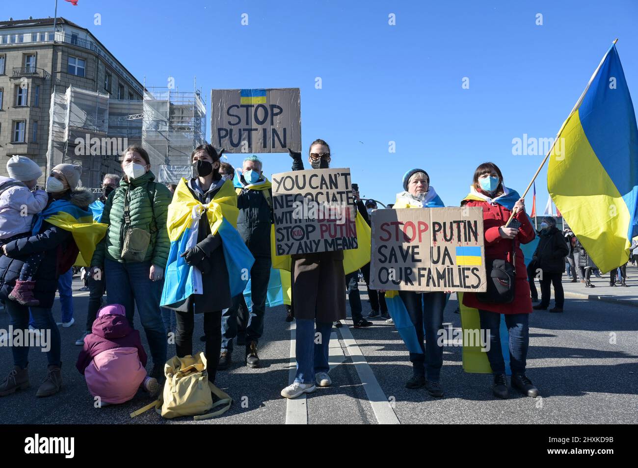 DEUTSCHLAND, Hamburg, Kundgebung gegen Putins-Krieg in der Ukraine / DEUTSCHLAND, Hamburg, Demonstration gegen den Krieg von Wladimir Putin in der Ukraine auf dem Jungfernstieg 13.3.2022 Stockfoto